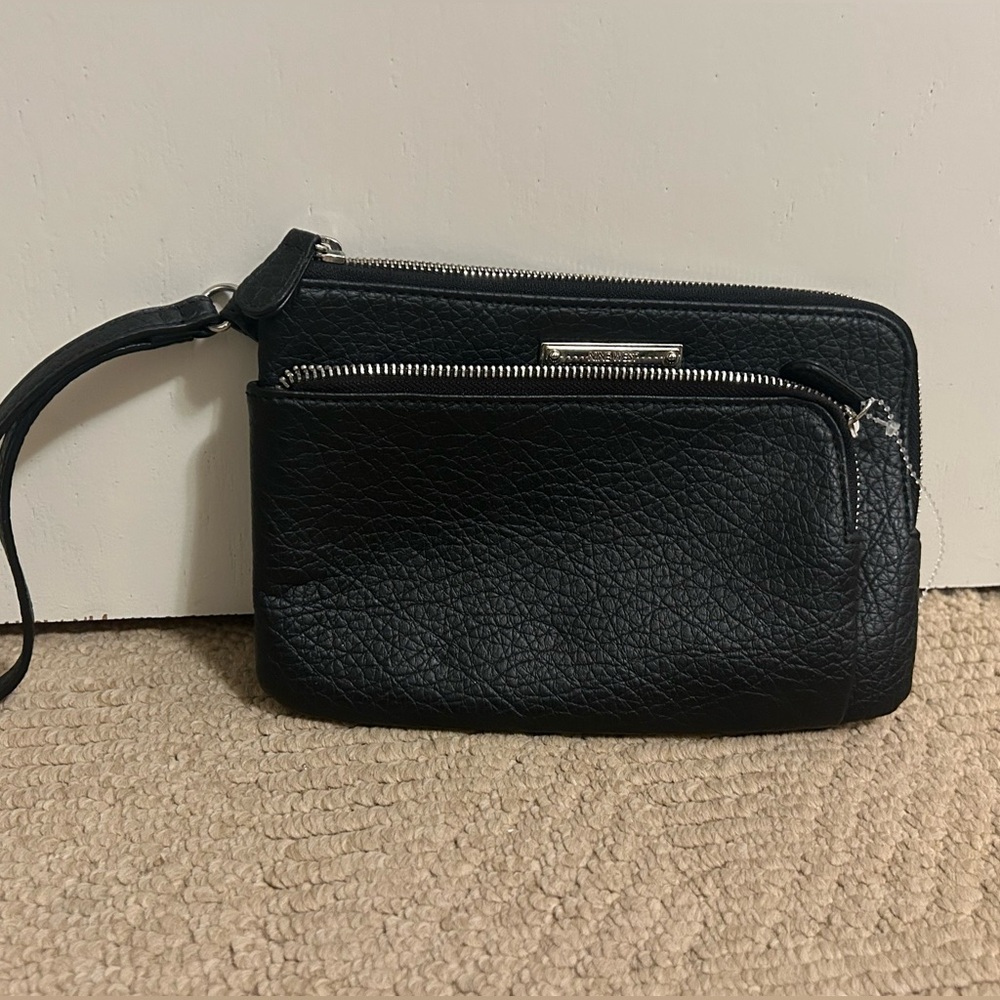 Versatile wristlet